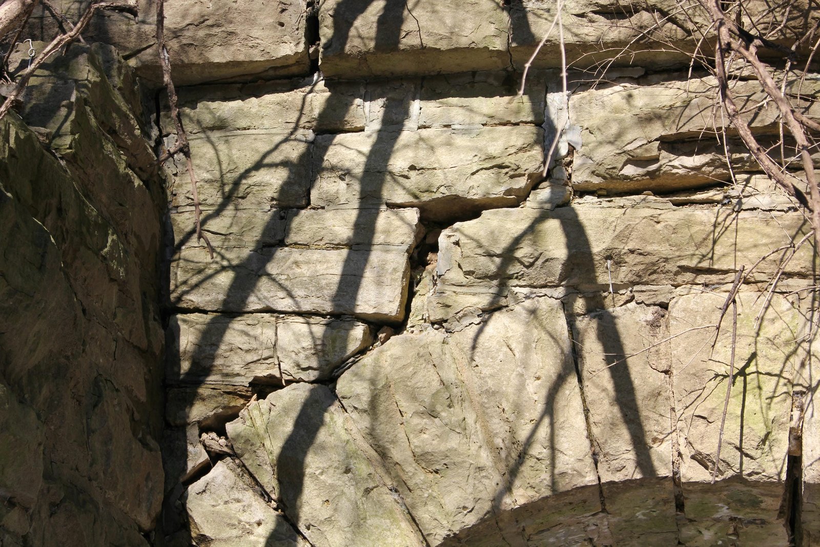 Minor separation of headwall